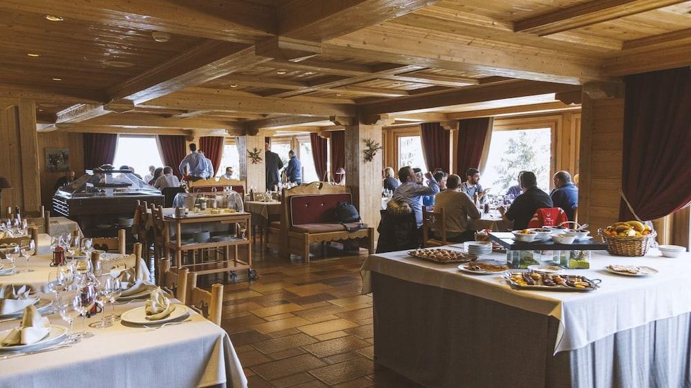 Aux Ducs De Savoie Hotel Комбо Екстериор снимка