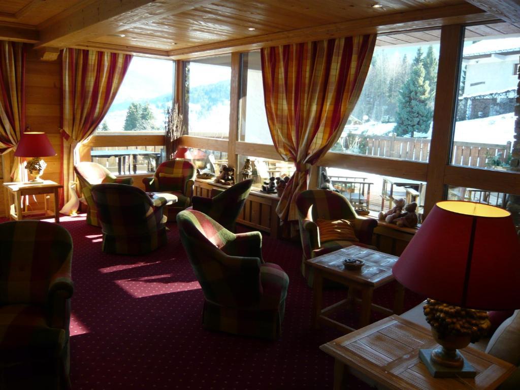 Aux Ducs De Savoie Hotel Комбо Екстериор снимка